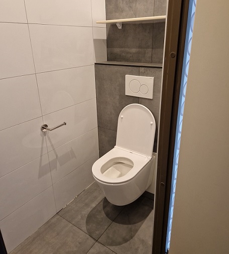 Modern toilet met hangtoilet en grijze tegels